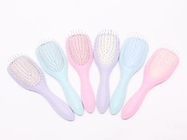 Kuinka monta harjausvetoa Detangling Hair Brush vaatii pinttyneiden solmujen selvittämiseen verrattuna tavalliseen muovikampaan?
